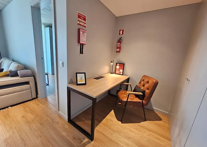 A Proa Do Moliceiro - King Bed With Mirror Aveiro